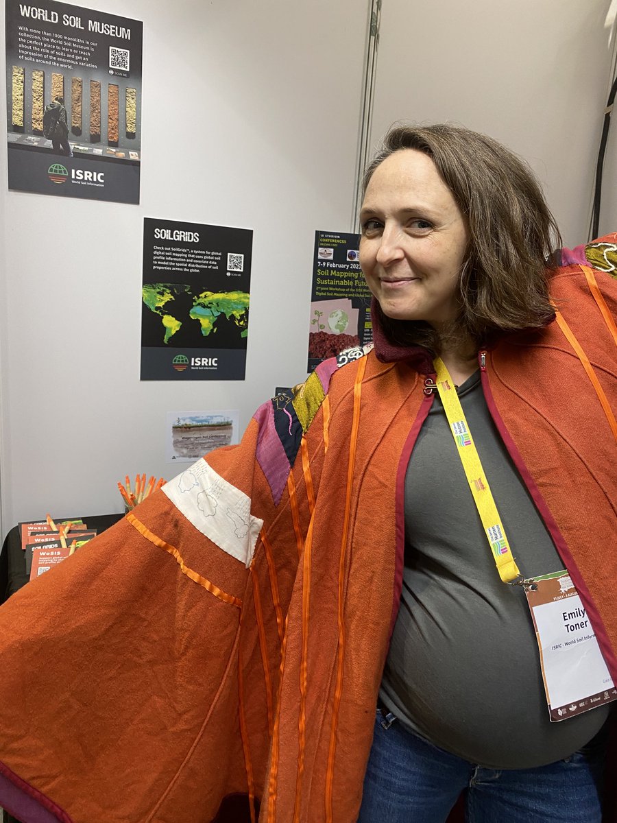 ⁦<a href="/Em_Toner/">Emily Toner</a>⁩ from ⁦<a href="/ISRICorg/">ISRIC - World Soil Information</a>⁩ is here at the ⁦<a href="/WorldSoils2022/">WCSS22</a>⁩ to explain that it's important to share soil knowledge across national boundaries. Wearing the #keeperofthesoils cape to celebrate cross disciplinary collaboration.