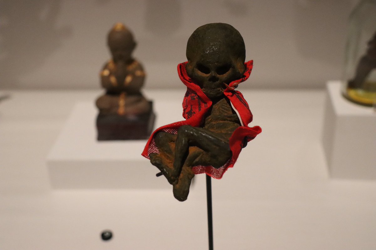 死産した胎児に金粉を張って作られていたというタイのクマントーン