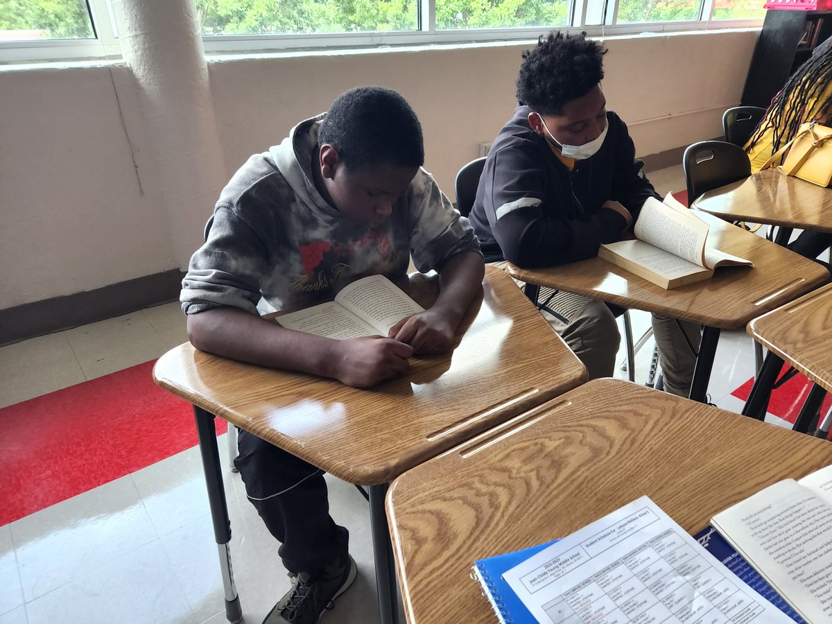 BrantonYMS's tweet photo. The perfect start to our instructional day. Silent reading and intervention. @apsyoungms @RonGarlington @HMHCo https://t.co/3gvo1iCLSh