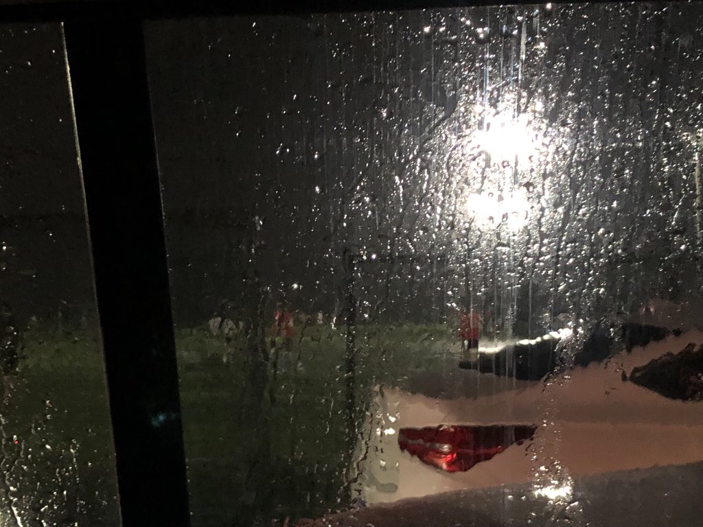 冒雨踢球的孩子