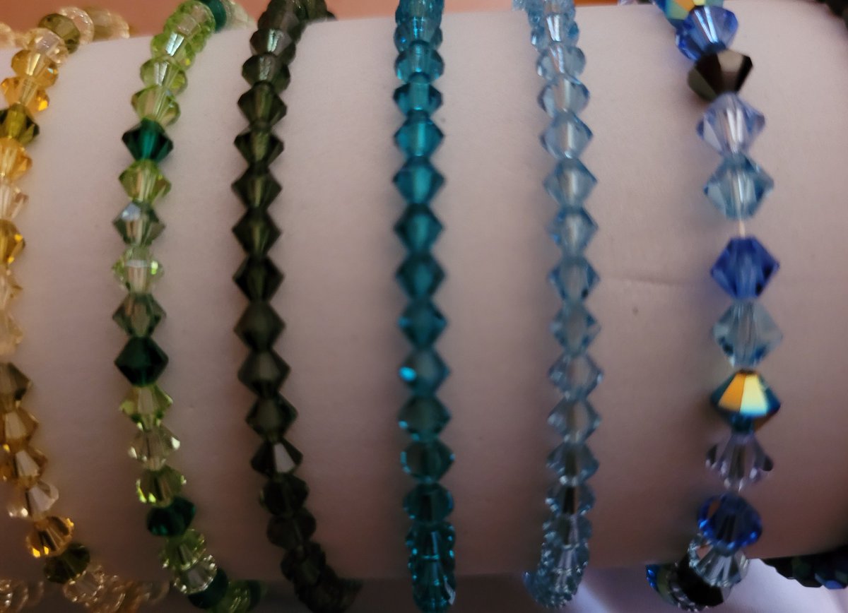 Venem polseres Swarovski fetas a mà. Si voleu alguna per privat. Hi han mes colors !!!!! Gracies 😀😀