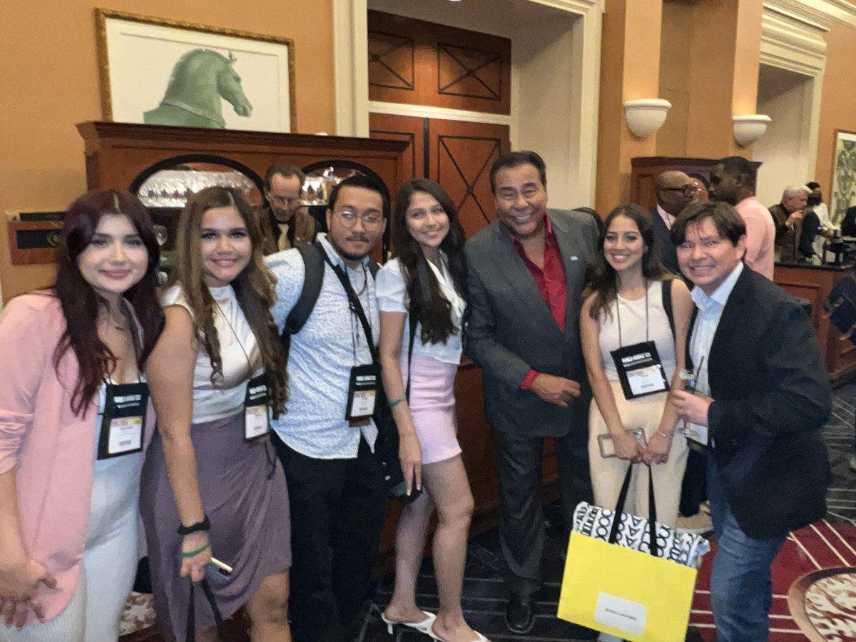 ASNenEspanol's tweet photo. ¡El primer día de #NABJNAHJ22 fue fabuloso! We need #MoreLatinosInNews @NAHJ @FordLatino @MariaESalinas @JohnQABC @RebeccaAguilar @JRodMedia @utacomm @utalibarts @utarlington #UTANE https://t.co/jAiD8aRBF4