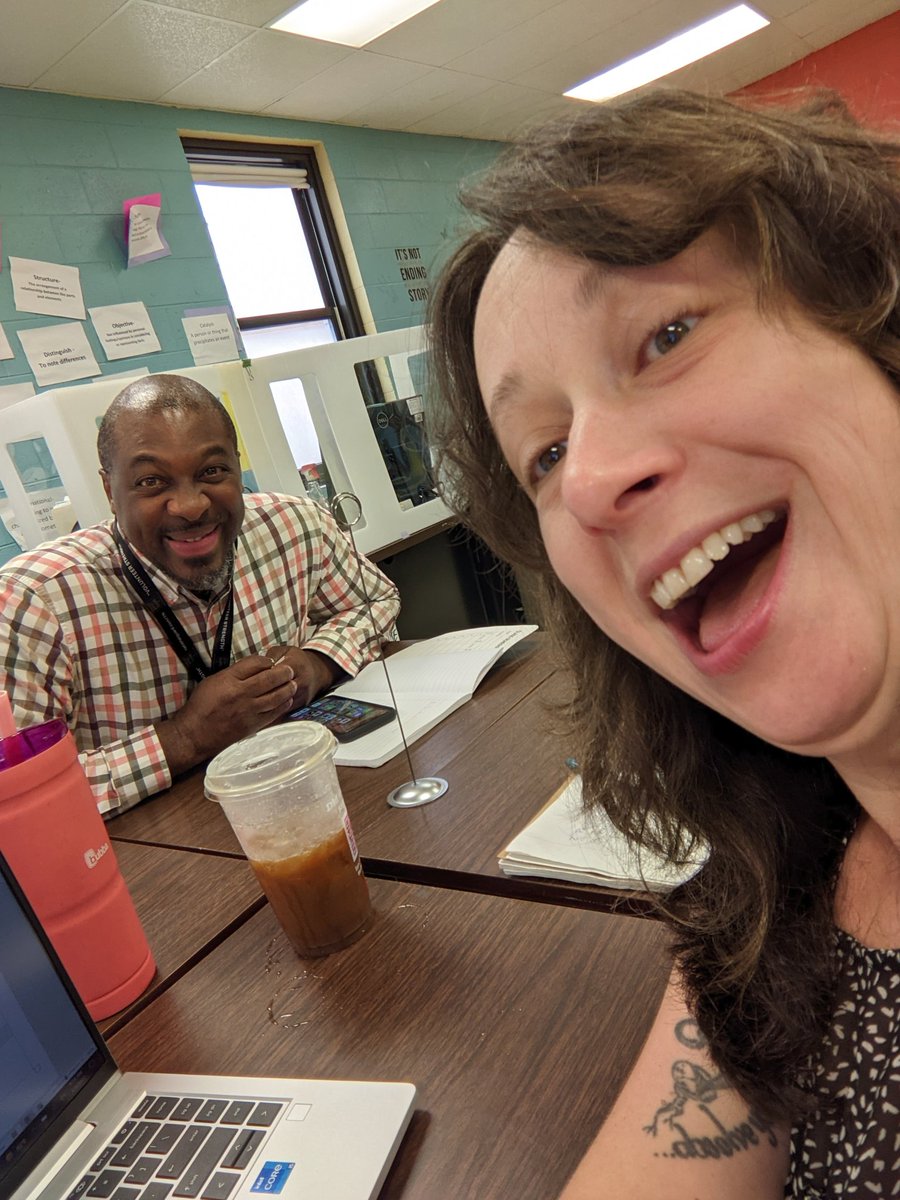 CarolineFarts's tweet photo. Profesores de Ingles! #MSCSe2lbettertogether https://t.co/7up2d2Q3Eb