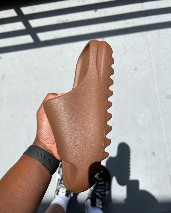 BoostYeezy16's tweet photo. August 22nd: Yeezy Slide "Flax" 👟 https://t.co/iRsmwsBBLQ https://t.co/nOt3acYV7e