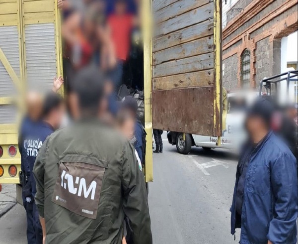 TeLoCuentoNews's tweet photo. Reportaron la presencia de nueve niños: #Interceptan en México a 116 #migrantes que viajaban #hacinados en un camión https://t.co/f1ETu2iSqs https://t.co/eDqW8eof8B