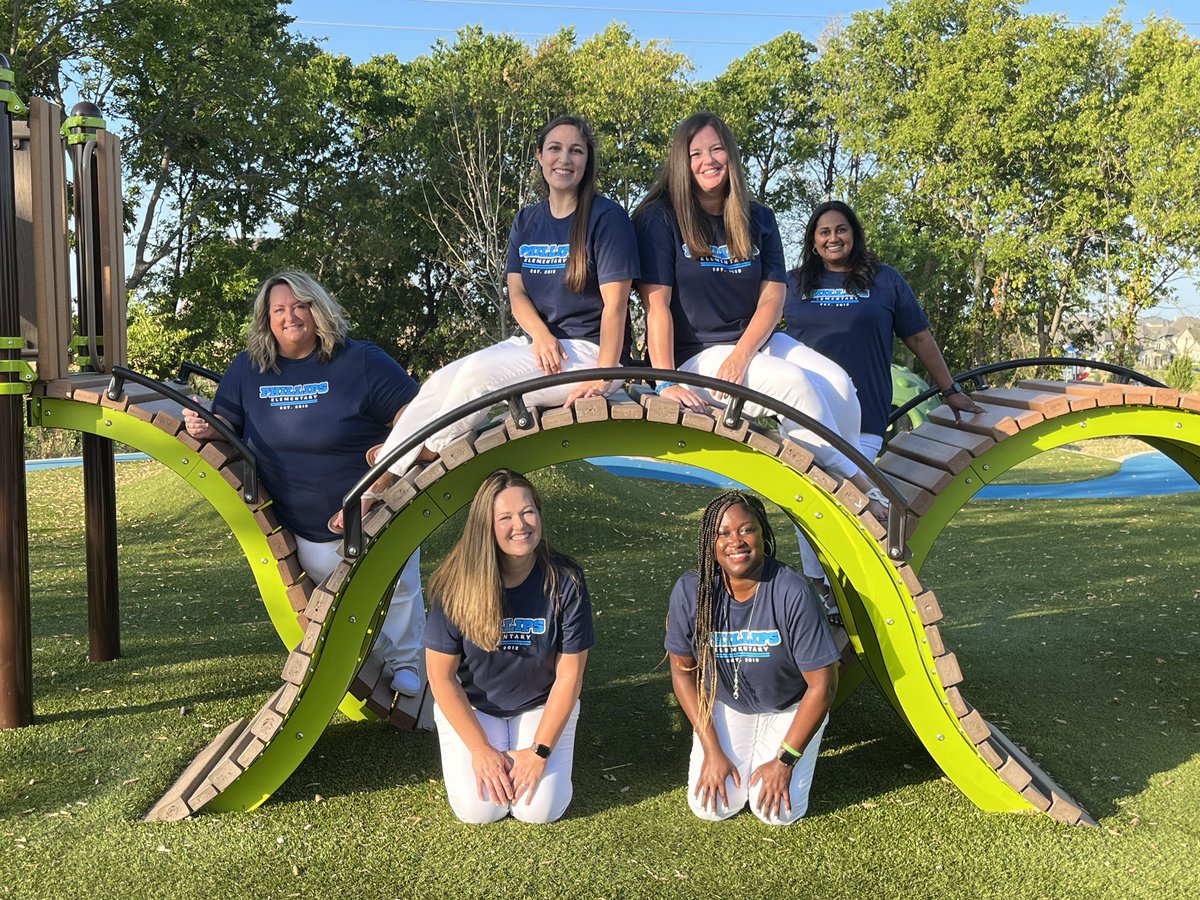 SiracuseMonique's tweet photo. I’m thankful for this new team and new beginnings! #FISDmadetoshine #phillipselem https://t.co/hW4eYGNF1Q
