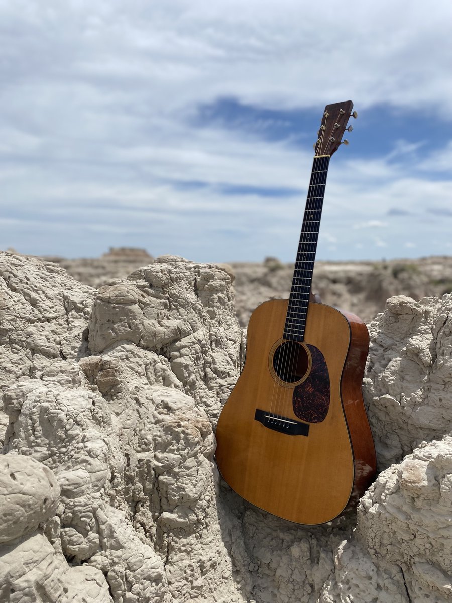 This next song rocks, team…. in an acoustic sentimental Dad kinda way. 🤘🏻
#YouBeingYou is out at midnight. stem.ffm.to/makealittleroom