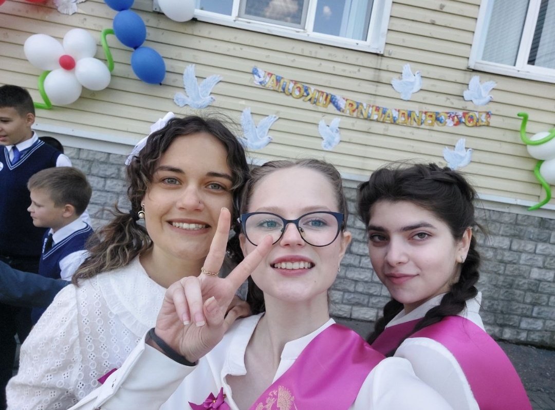llinaayg's tweet photo. эмм привет??✨
давненько меня здесь небыло

за это время я успела
сдать егэ (не оч хорошо если честно),
съесть свой первый авокадо,
выпуститься из школы,
пожить одной в Питере,
найти новых знакомых,
стать совершеннолетней,
заболеть,
провести неделю в общежитии,
посетить выставку, https://t.co/8EIoTbwF54