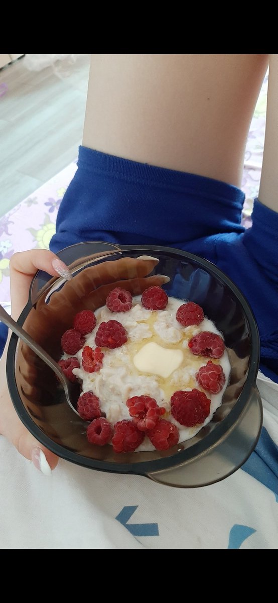 llinaayg's tweet photo. впервые за долгое время полететь на самолёте,
купить книжки, 
получить драгоценный подарок от брата,
прогулять всю ночь до утра,
пройти сотни прослушиваний и в итоге поступить в театральный институт!! 🥳

вобщем-то да, лето было насыщенным 🤭🍓 https://t.co/TScWS8iQE4