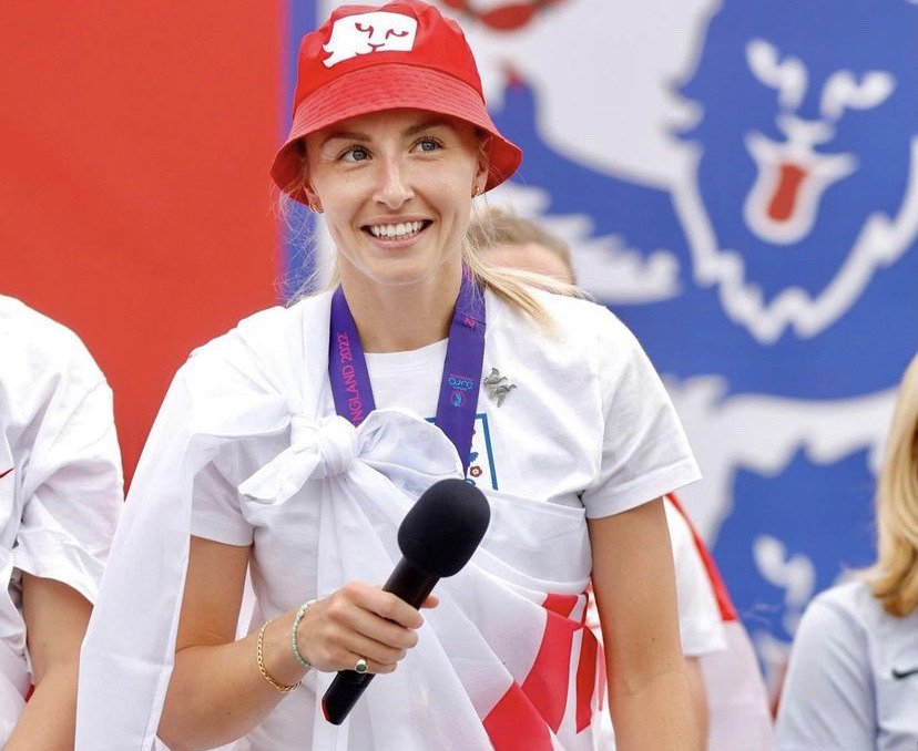cineledger's tweet photo. leah williamson, you're the cutest person ever 🫶🏻🥹 #Lionesses https://t.co/etx90i8ctZ