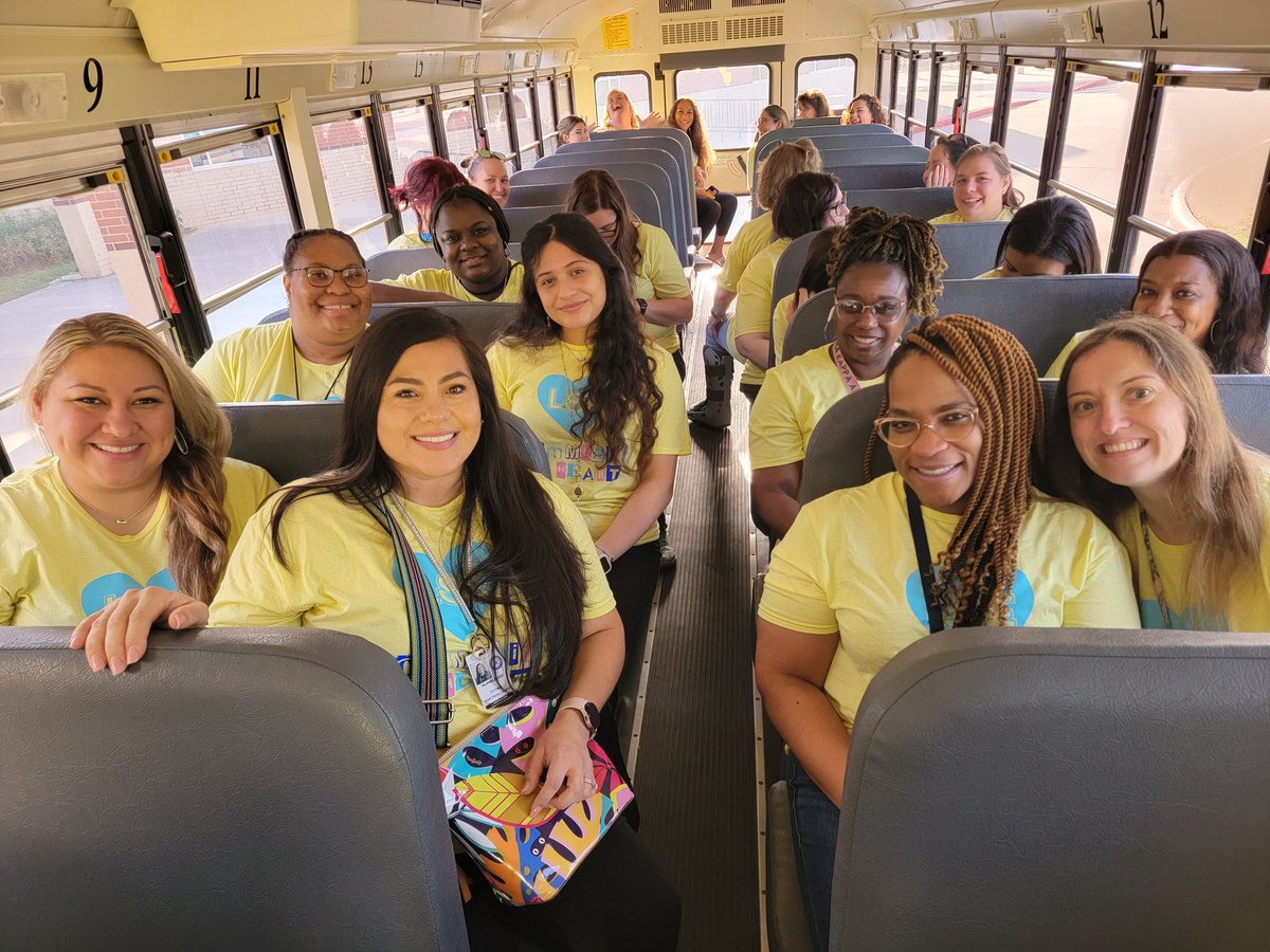 Fatima_DelCampo's tweet photo. Convocation, Let's go! 🙌 @HumbleISD_LSE @HumbleISD https://t.co/aqGKPfJsDC