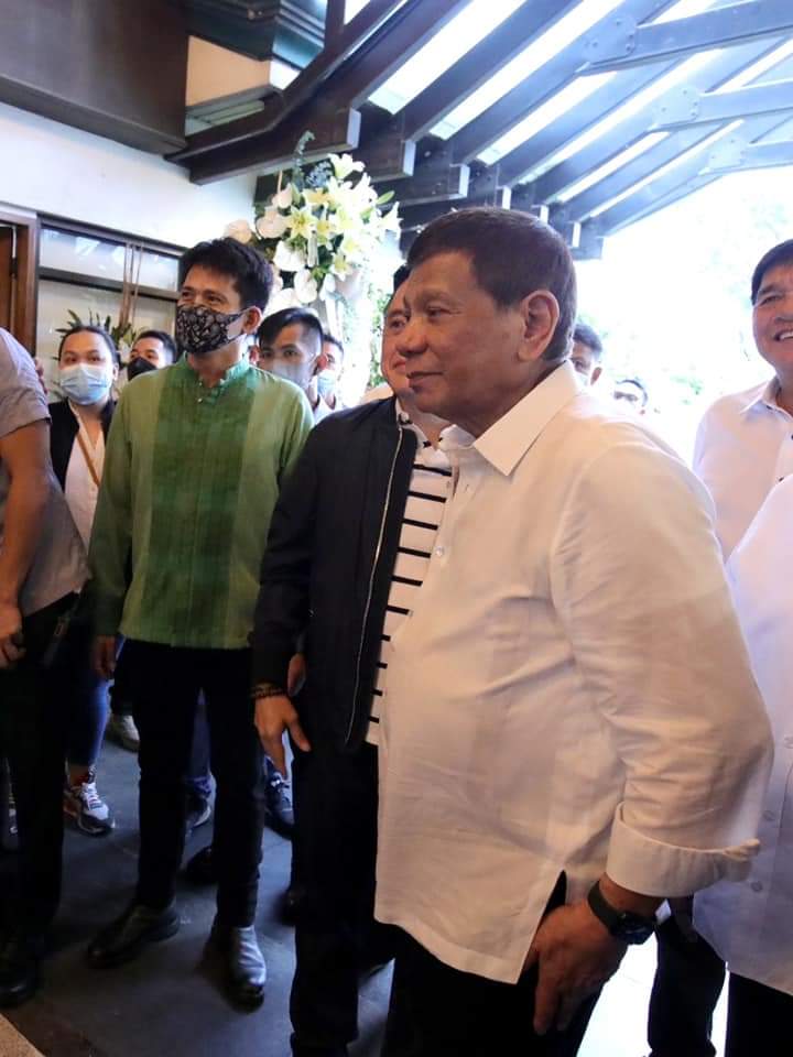 ZeeKamad's tweet photo. Tatay Digong, namiss ka po namin.👊❤️ https://t.co/pu7xLH49qb
