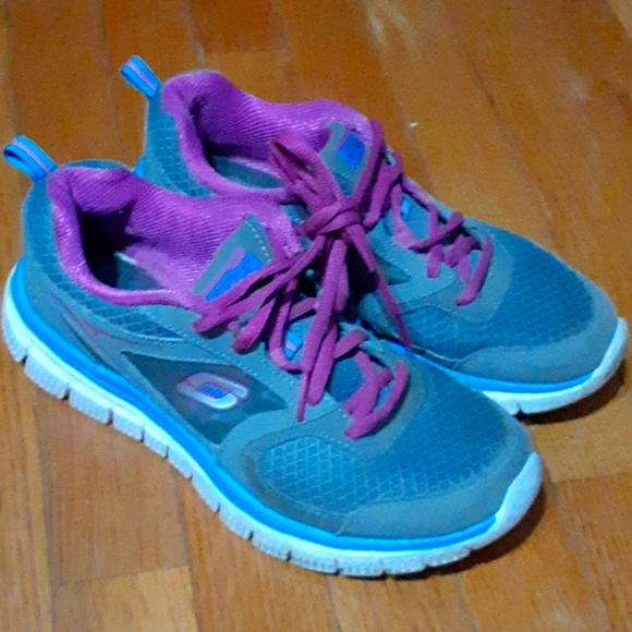 PinkPoodlePopUp's tweet photo. So good I had to share! Check out all the items I'm loving on @Poshmarkapp #poshmark #fashion #style #shopmycloset #mudd #skechers: https://t.co/mTsRfJg3Xs https://t.co/5AgbrMhuQn