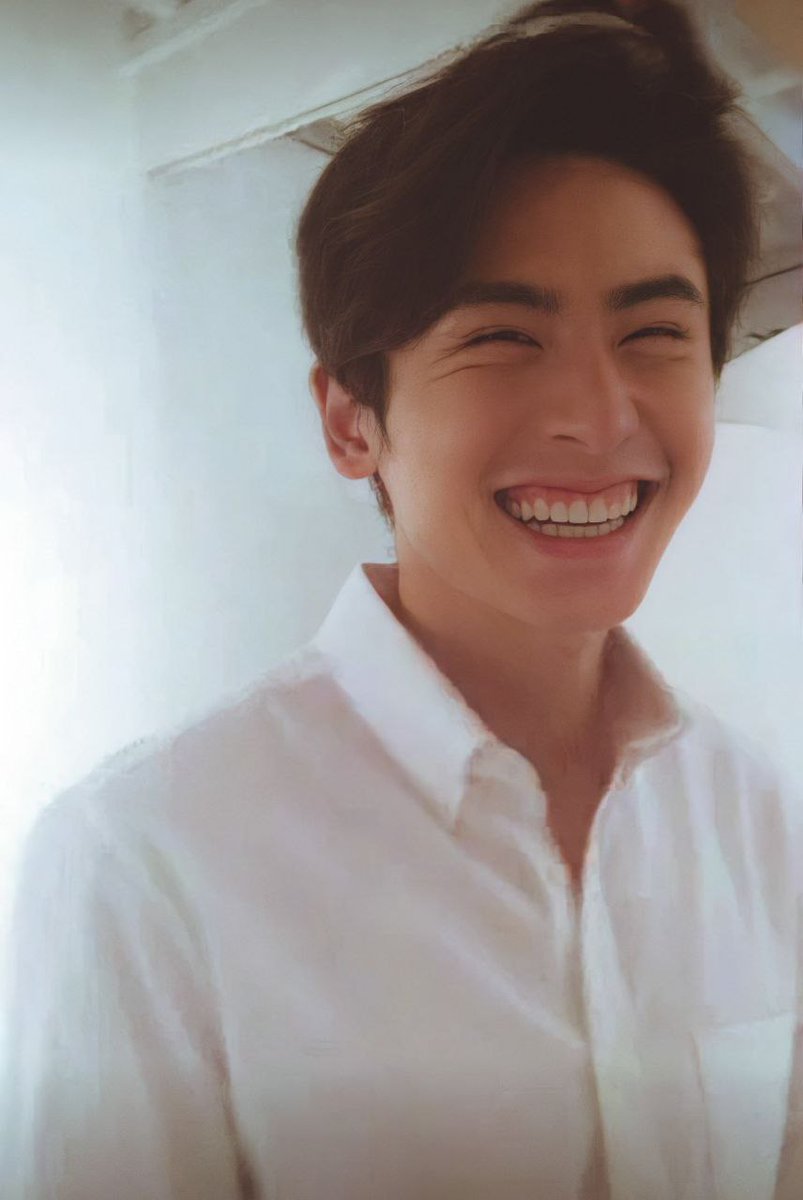 The first picture of Zhehan that I save is not from photoshoot or studio but this. 

A really big smile here. 

🥺🥺🥺🥺🥺