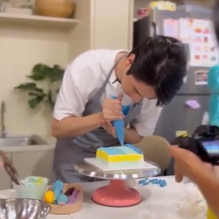 arashickarened's tweet photo. Really looking forward to this episode of #StoryforFans
Tee's cake look promising.
#TaeDarvid #TEeThanapon
#TaeTee
https://t.co/kWekotOGth https://t.co/TILAOPBZPz
