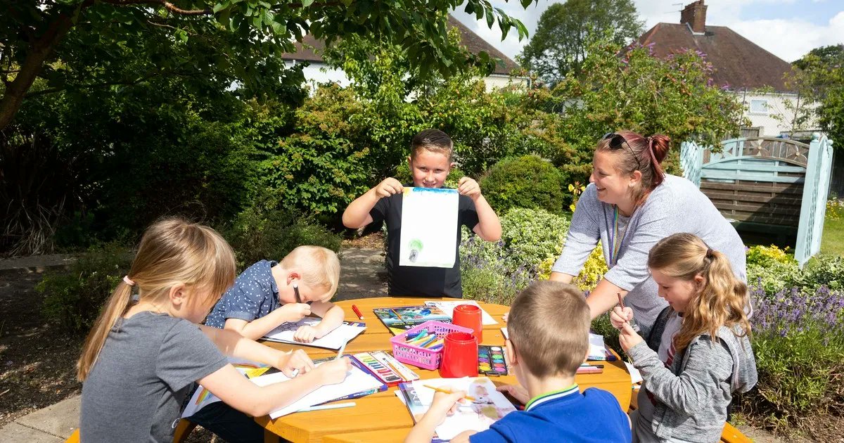 ace_midlands's tweet photo. In July, hundreds of schools came together to celebrate #DaytoCreate, an @Artsmarkaward community day aiming to bring children &amp; young people together through #creativity and play.
For #PlayDay2022, check out their free resources 👉 https://t.co/AMLTa50cPX #ThrowbackThursday https://t.co/Ni4xsAX3Jv
