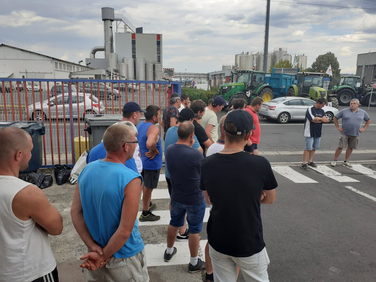 Fdsea43's tweet photo. Stéphane Joandel, pdt de la section régionale Aura est venu à  la rencontre des adhérents FDSEA43/Ja43 à Brioude devant l usine Sodiaal. On mettra à nouveau la pression d'ici fin août / début septembre....Merci à tous pour votre mobilisation .On ne lâche rien!!!!#JA43 #fdsea43 https://t.co/kMXNZnl0Io