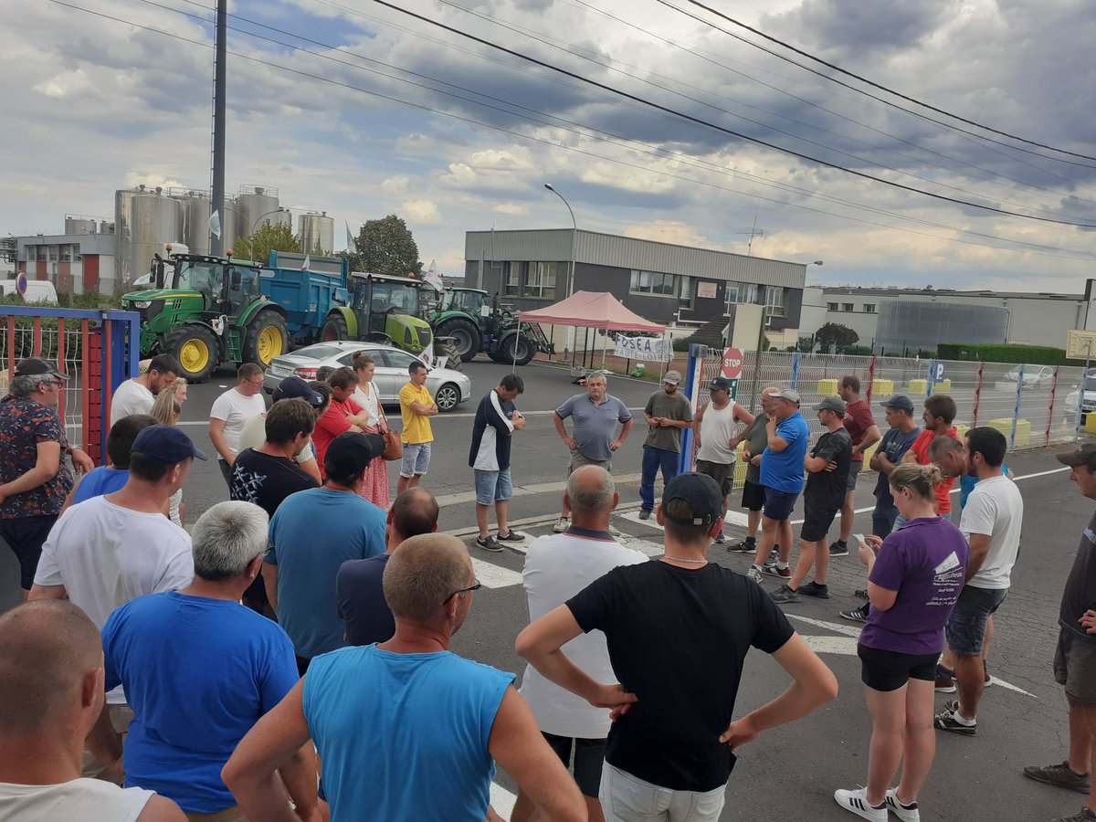 Stéphane Joandel, pdt de la section régionale Aura est venu à  la rencontre des adhérents FDSEA43/Ja43 à Brioude devant l usine Sodiaal. On mettra à nouveau la pression d'ici fin août / début septembre....Merci à tous pour votre mobilisation .On ne lâche rien!!!!#JA43 #fdsea43