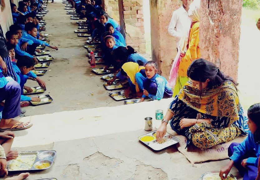 BiRSABihar's tweet image. पंचायत निरीक्षण के दौरान सरकारी विद्यालय में छात्रों के बीच सासाराम सदर RO सुश्री Shibu।