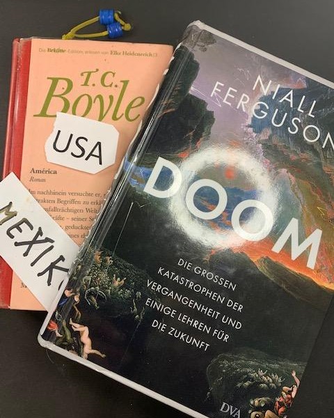 📙 BÜCHER: LESE GERADE FOLGENDE ..

AMERICA:  Ein Roman über reiche Kalifornier und die armen Illegalen aus Lateinamerika. 

DOOM - über dieses Buch war in Bericht in @robertjungkbibliothek.  Eine Analyse der Katastrophen in der Vergangenheit und um Katastrophen in der Zukunft.