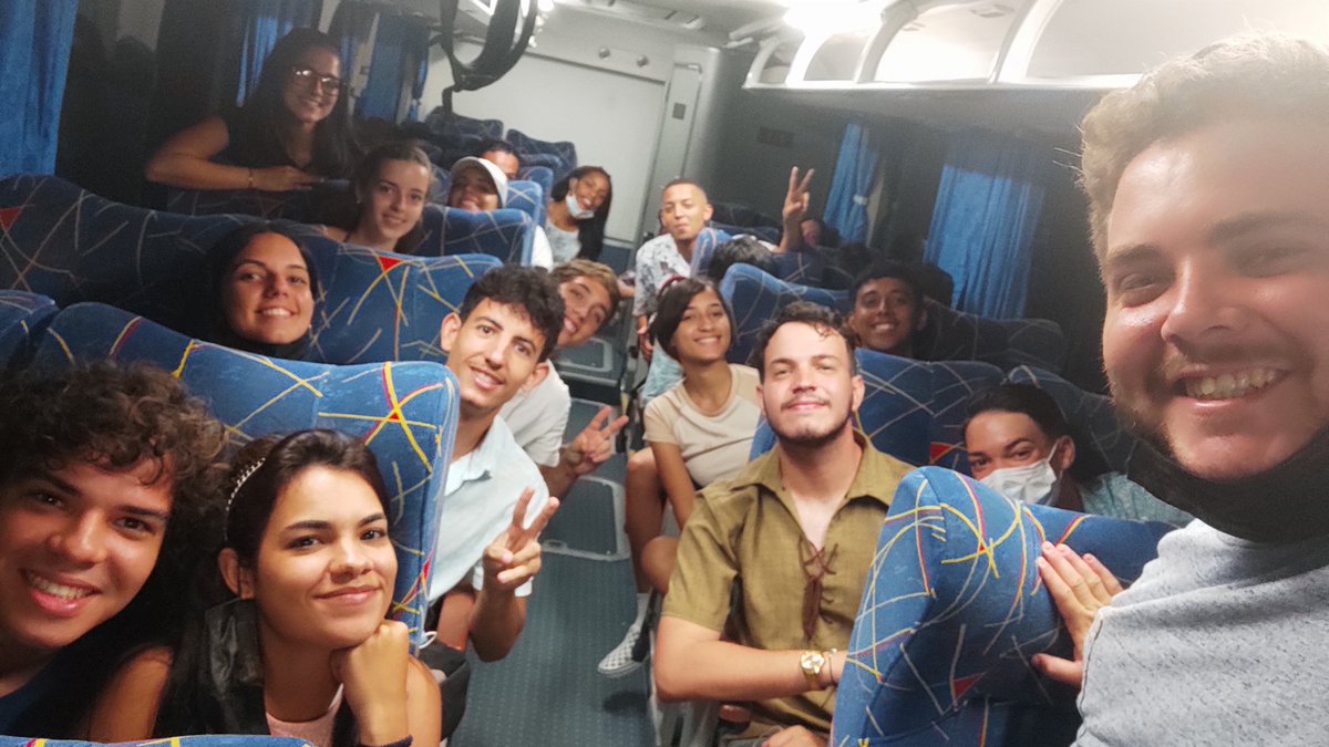 Ayer fue un día de los que llenan de energía el espíritu. Junto a mis delfines 🐬 del #Grupo32 festejamos el cierre del semestre y este #VeranoConTodos. Justificación para seguir cultivando la amistad universitaria. Soy afortunado por los alumnos que tengo 👌