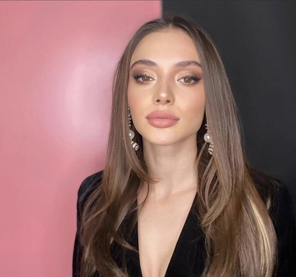 DEĞİŞİMİYLE GÜNDEM OLDU!
Şimdilerde Duy Beni dizisinde canlandırdığı Ekim karakteriyle kısa bir sürede 1 milyon takipçiyi geçen Rabia Soytürk'ün seneler içindeki değişimi sosyal medyada gündem oldu!
#DuyBeni #RabiaSoytürk