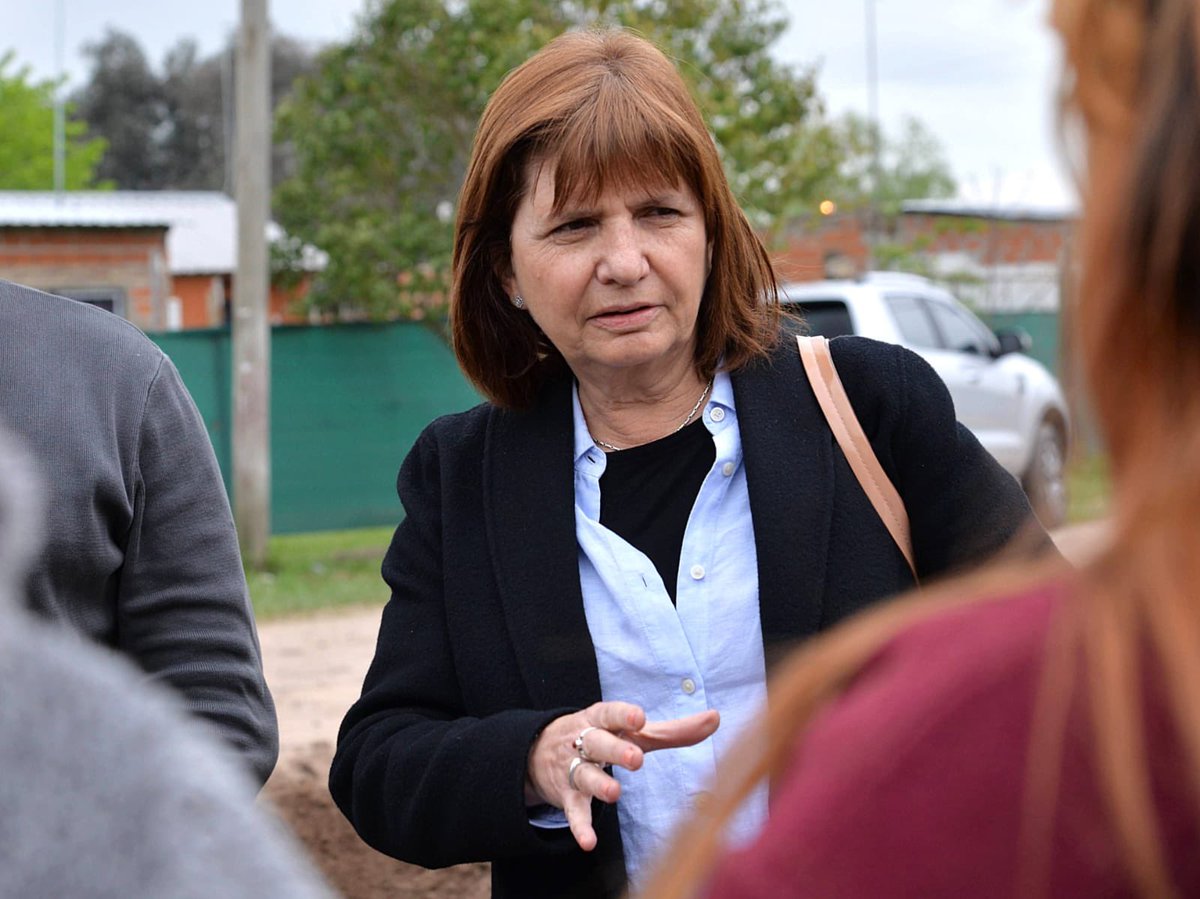 PatoBullrich's tweet photo. Las cosas importantes y profundas que necesita el país no son prioritarias para el Gobierno. El orden fiscal no se vislumbra en los anuncios y las reformas impositiva y laboral no están en agenda. Los planes sociales seguirán, y castigarán al que produce y genera empleo. 🧵 https://t.co/wE4uyCukdd