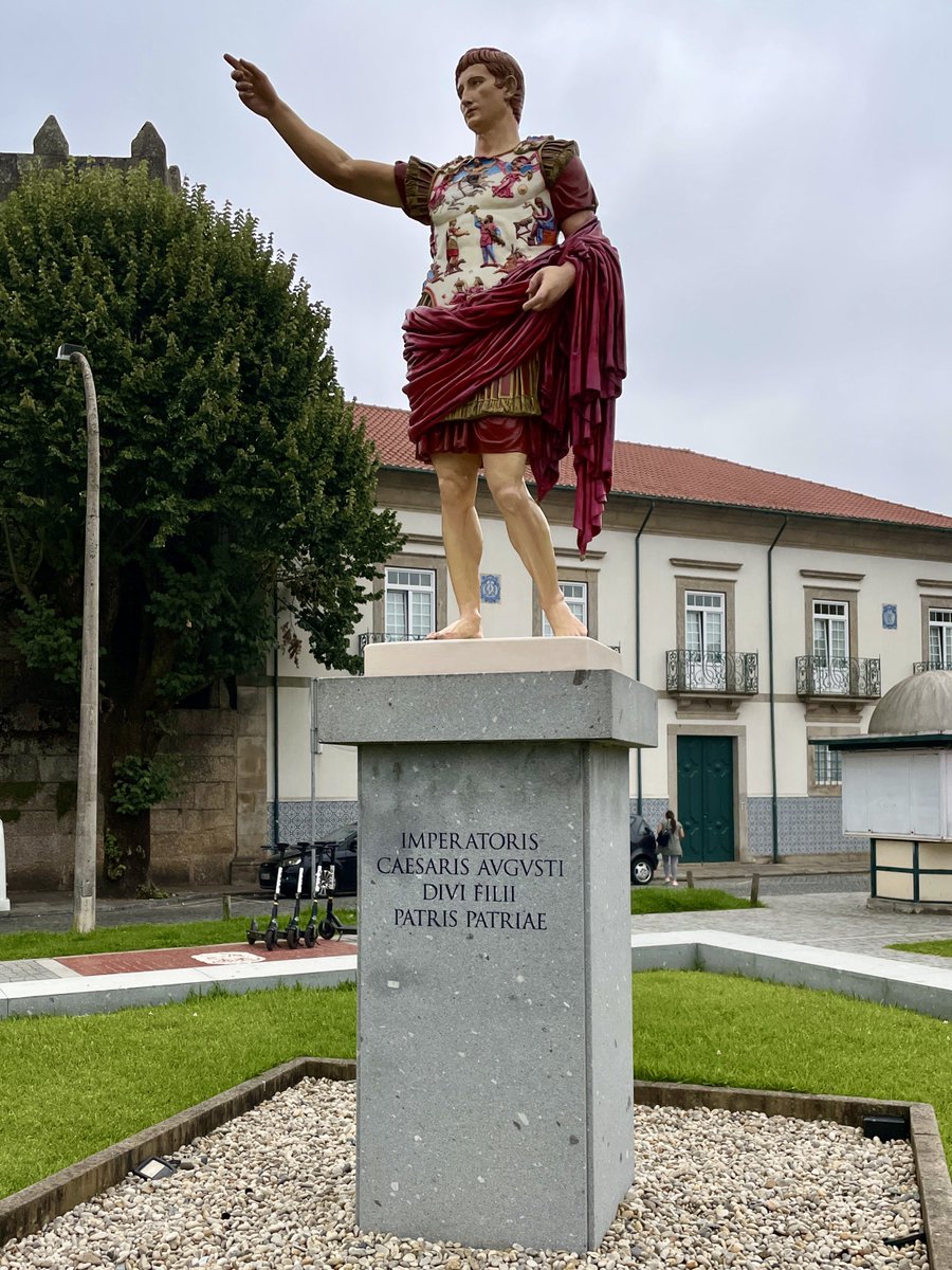 OptimoPrincipi's tweet photo. I am all for polychromatic Roman emperor statues in town squares. (Braga, Portugal) https://t.co/JcEySVRXmS
