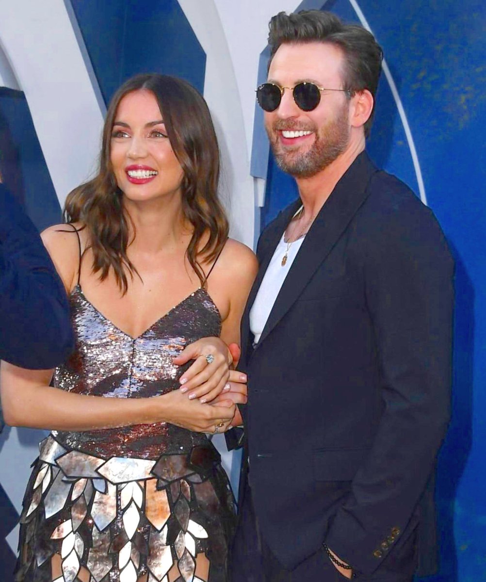 QUEENAnadeArmas's tweet photo. Chris Evans and Ana de Armas are perfection personified. 🔥 I miss them already. 😭 Ghosted needs to get released, like, NOW!😩
#TheGrayMan #KnivesOut #Ghosted #ChrisAna #DynamicOnscreenDuo #MakeMoreMoviesTogetherPLEASE🥺 https://t.co/bvyV5bSYfP