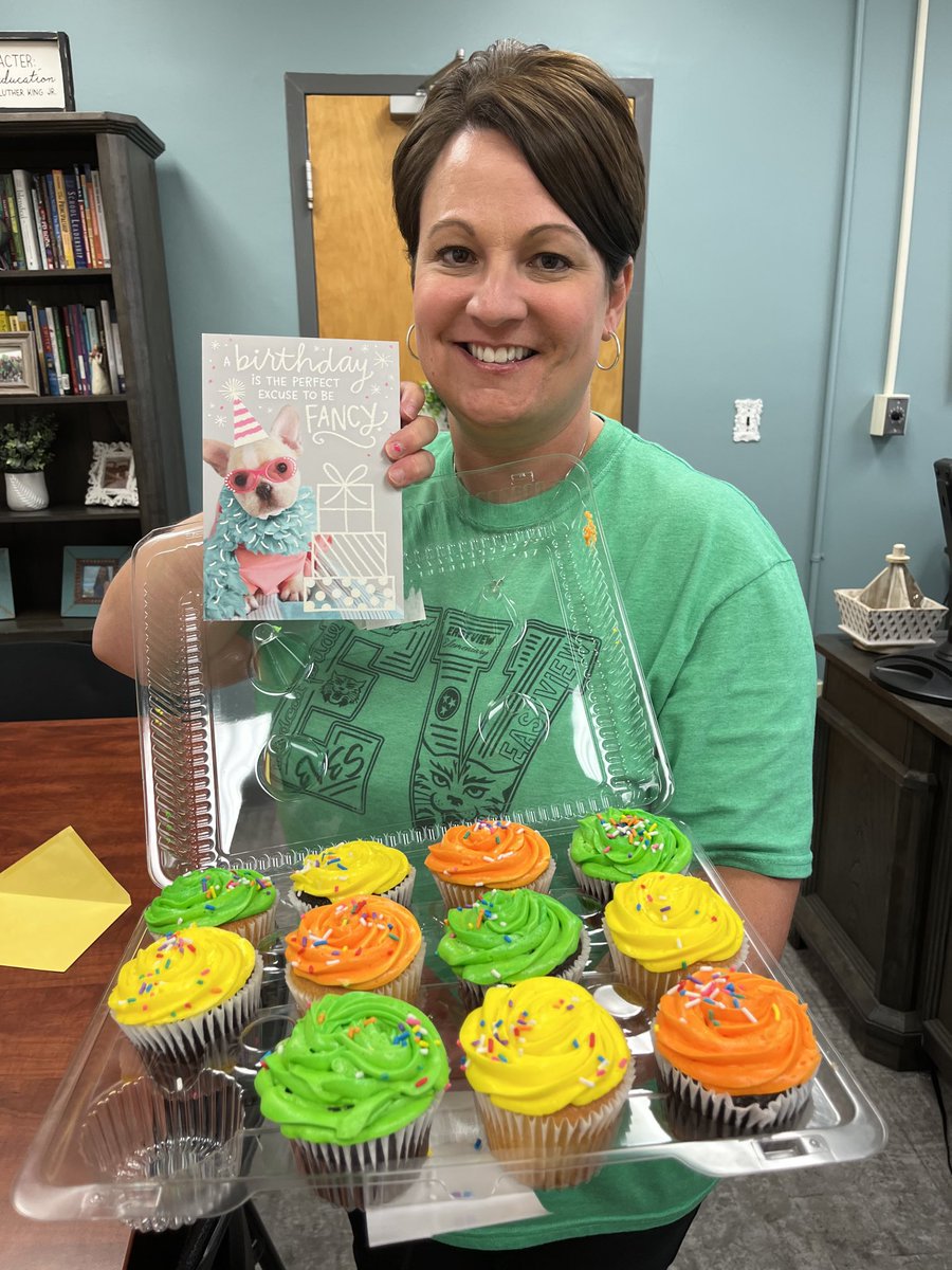 EV3rdGrade's tweet photo. 🥳When your leader has a birthday the 1st week of school you begin the celebration early! 🧁🎈🎉#HappyBirthday #partyallmonth #weloveyou ⁦@wildaboutev⁩ https://t.co/9YTueFWSrk