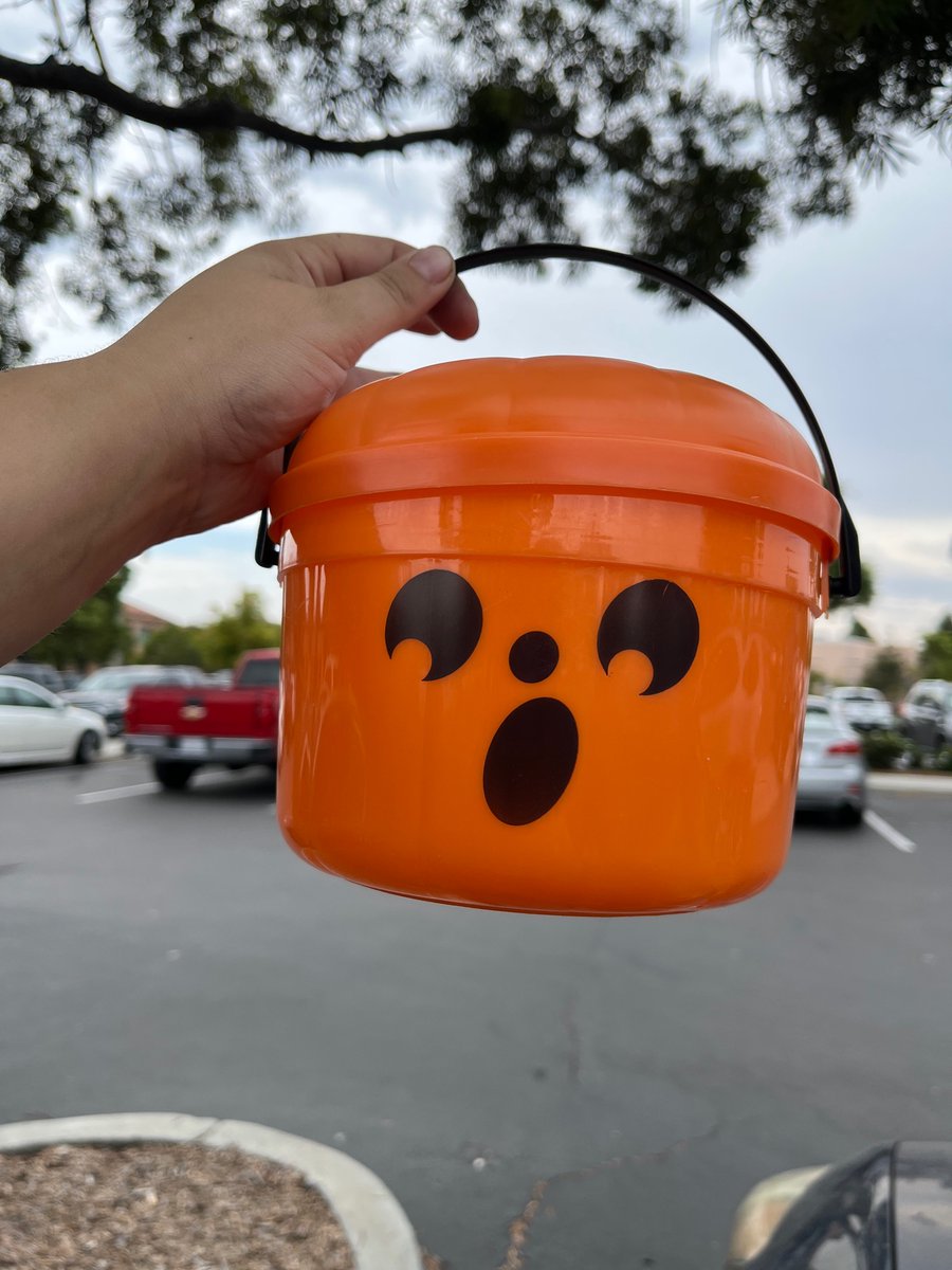 ryliegates's tweet photo. I love my regulars 😭 giving me vintage 1986 McDonald’s Halloween buckets https://t.co/Z0x9yxndoE