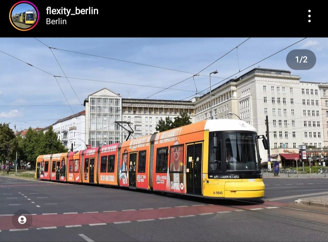 LabLeqit's tweet image. Flexity 9045 der @BVG_Tram wirbt nun jeweils einseitig für MusicBashApp und BallerMannHits.

-- Auf dem Bild zusehen ist 9045 auf der M10 :)