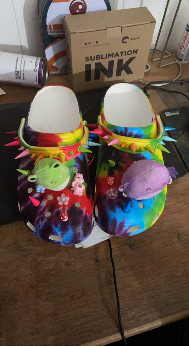 ChUwUnky's tweet photo. With the help of my friend Jhako I was able to make a logo for my #customcroc business c: 

One of my many hobbies maybe I’ll make some on stream with my model! 

#vtuber #vtubercrafter #crafty #customshoes #crocs #gothcrocs #spikedcrocs #spikedcroc https://t.co/hXSonGOXCa