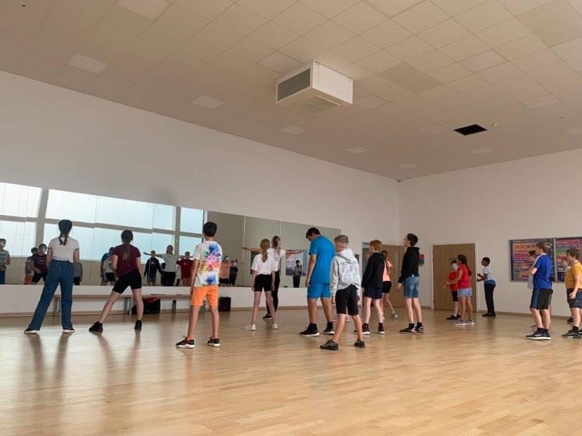 RugbyFreeSec's tweet photo. More fun at #RFSS Summer School! Today Mrs Austen talked about not giving up even when faced with difficulties 🤕 linking nicely with Miss Cassidy’s Drama workshop!
We had a visit from @schoolofbeatbox and Dance Days got the students showing us their moves 🎶🎤 💃 🕺
#endeavour https://t.co/7jlmn4RhCJ