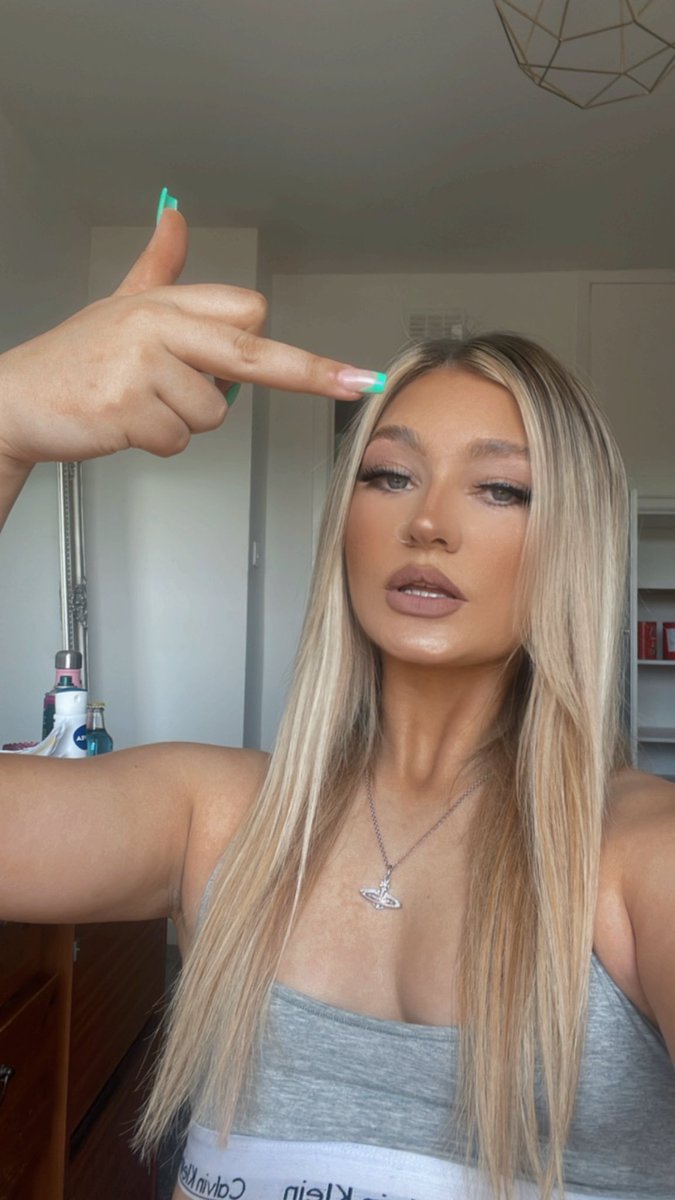 I love being a rich,hot brat who bullies men for a living🤣🖕🏽

•Findom•