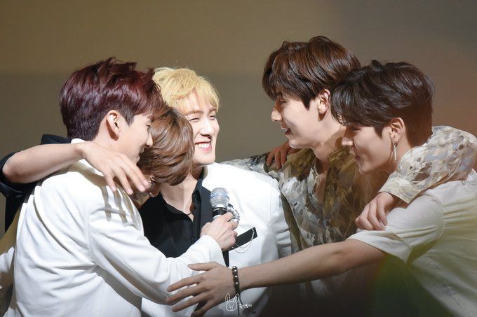 Nu_kingg_'s tweet photo. [📌]
En este hilo podrán encontrar...

➳ Una mini guía de NU'EST y de cada integrante (2022).
➳ Tutoriales de votaciones y apps.
➳ Guías importantes (Brand Reputation, Spotify, Youtube).

💗 #뉴이스트 🐢 #김종현 🐶 #곽아론 🐯 #강동호 🦊 #황민현 🐰 #최민기 https://t.co/BzVGhfS4sg