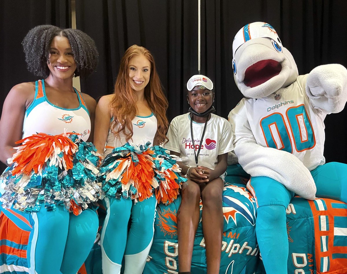 BreakthroughMia's tweet photo. #Shoutout to the @MiamiDolphins and @CityFurniture for recognizing and supporting our Scholar’s commitment and dreams at the annual Delivering Hope event at @HardRockStadium! 🏈

Through a dynamic partnership, five Scholars received a brand-new bed and comforter set. 🛏️ https://t.co/Ijoi7kndYp