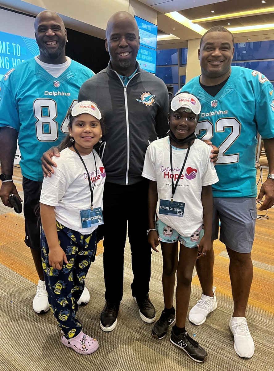 BreakthroughMia's tweet photo. #Shoutout to the @MiamiDolphins and @CityFurniture for recognizing and supporting our Scholar’s commitment and dreams at the annual Delivering Hope event at @HardRockStadium! 🏈

Through a dynamic partnership, five Scholars received a brand-new bed and comforter set. 🛏️ https://t.co/Ijoi7kndYp