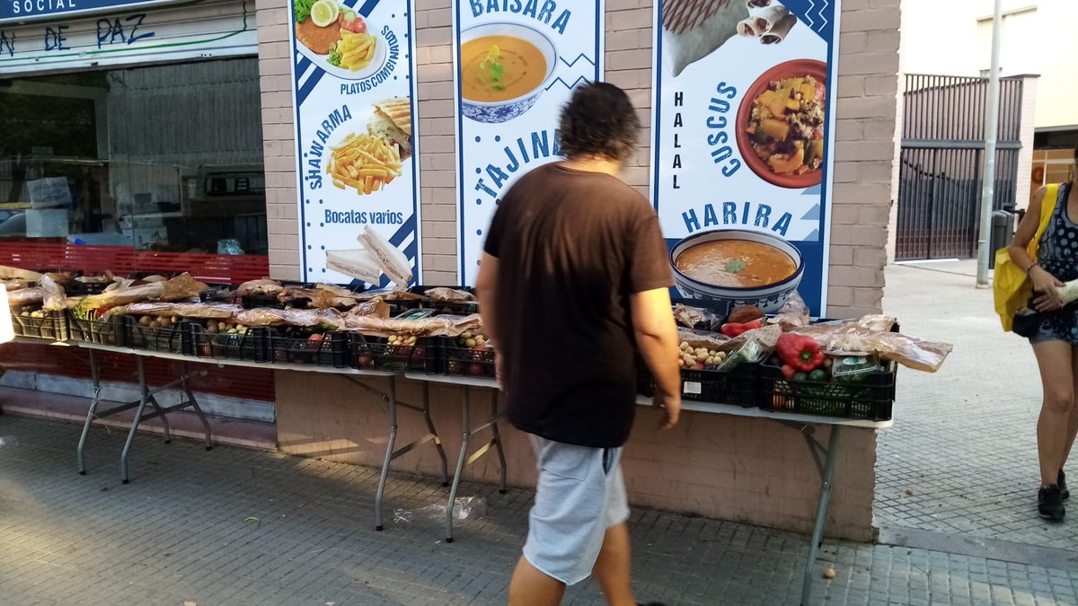 Jornada de repartiment d'aliments per a famílies sense recursos d'<a href="/AcampadaL/">Acampada Llibertat</a> a <a href="/AsociacindePaz1/">Asociación de Paz</a> amb l'activista Internacional Jorge Fernández

Més de cinquanta famílies oblidades per <a href="/ajuntamentSPM/">Aj Santa Perpètua</a> hi tenen accés

#FreePablo | #MenjadorSocialJa | #KitRadioSinFronteras | #FemXarxa