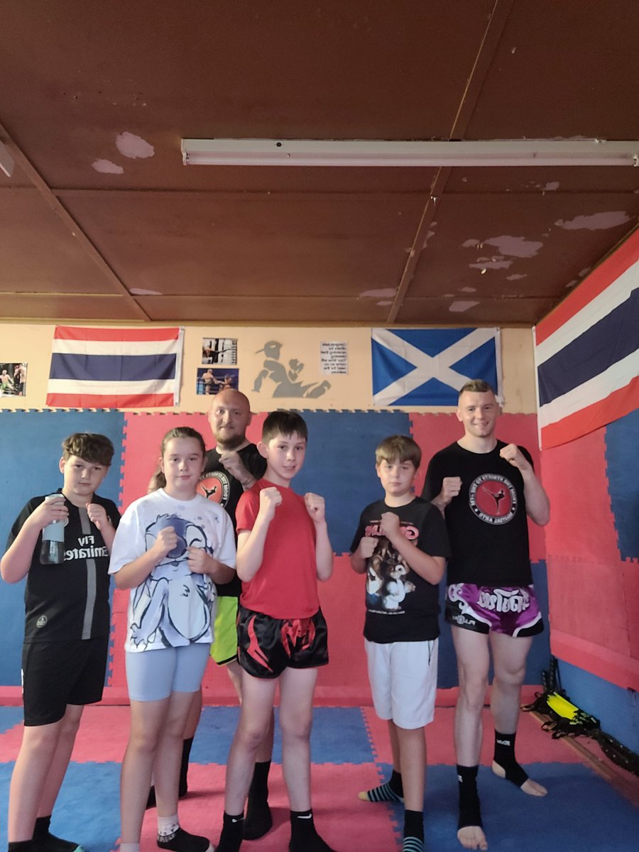 MickDiamond7's tweet photo. Some of the Wednesday night team at From the Streets to the Gym Martial Arts 🥊✌🏻💪🏻 https://t.co/jRBZNPlLxI