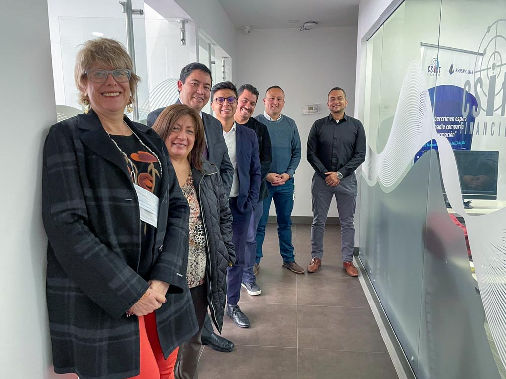 CSIRTFinanciero's tweet photo. Hoy realizamos un ejercicio técnico con la Comunidad Bancaria de Seguridad #BanCERT en donde se logro compartir información del panorama de amenazas, generar mejores prácticas que fomenten el intercambio de información de eventos, incidentes y amenazas en línea 🌐🔐. https://t.co/1fCNPSyJRg