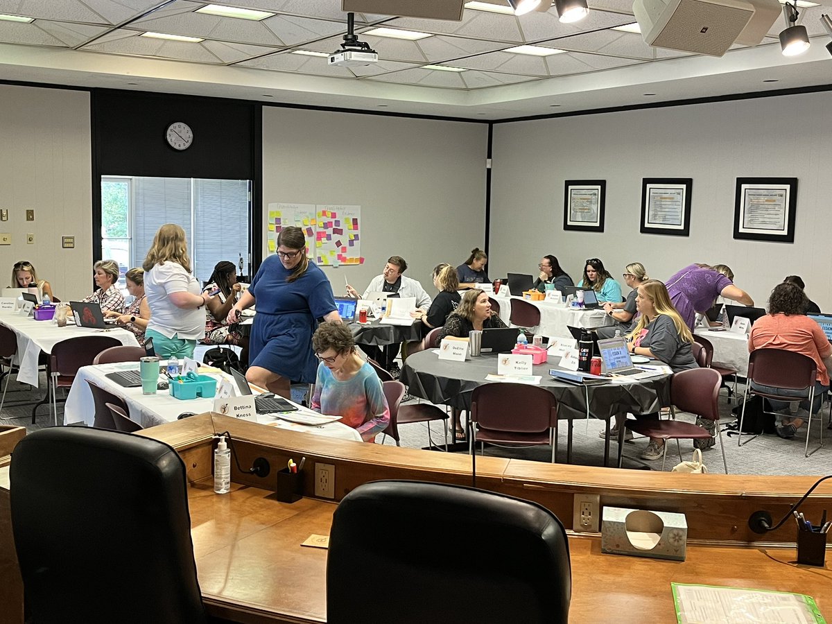 York1Schools's tweet photo. Today our secondary team @ITIS_khardwick @ITIS_LeighZ @BeckyFunderburk facilitated our 2nd session of Student Centered Learning cohort! These teachers are on 🔥 and ready to lay a 💪🏻 foundation for a student centered learning environment! #YSD1forimpact https://t.co/jz41pE0edj