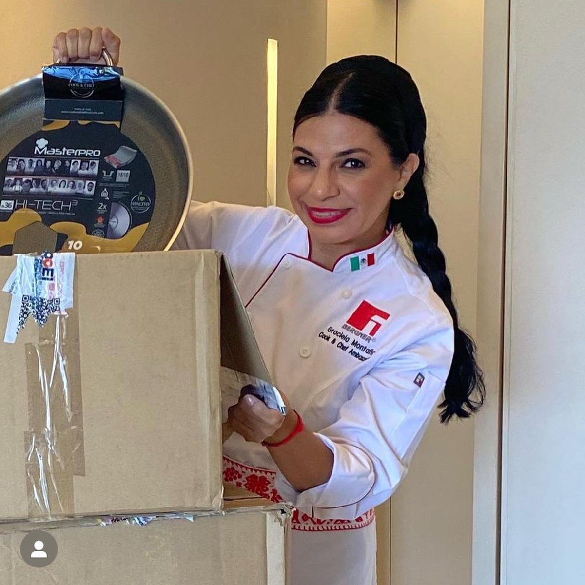 gracielamontano's tweet photo. Gracias The Cook and Chef Institute  by Bergner por el envío de utensilios. Un placer ser su chef embajadora desde el 2016. 
#chefmexicana #unboxing #chefembajadora #momentosaura 🇲🇽👩🏻‍🍳🤩 https://t.co/NcnSAhA3sO