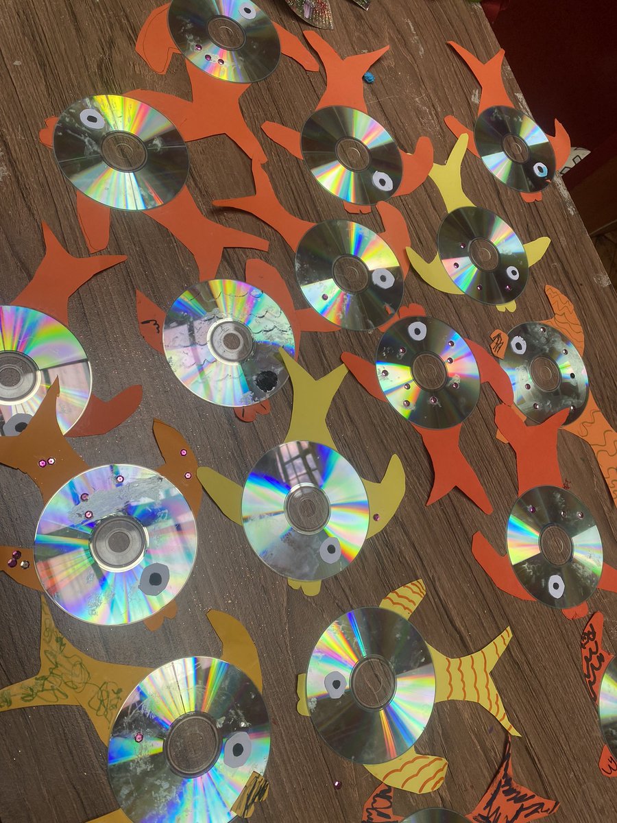 MissTaylor02okt's tweet photo. Today we made fish using old CDs 💿 #upcycling #craft #recycling #cheapcraft #summercamp https://t.co/MGU52yNE8H