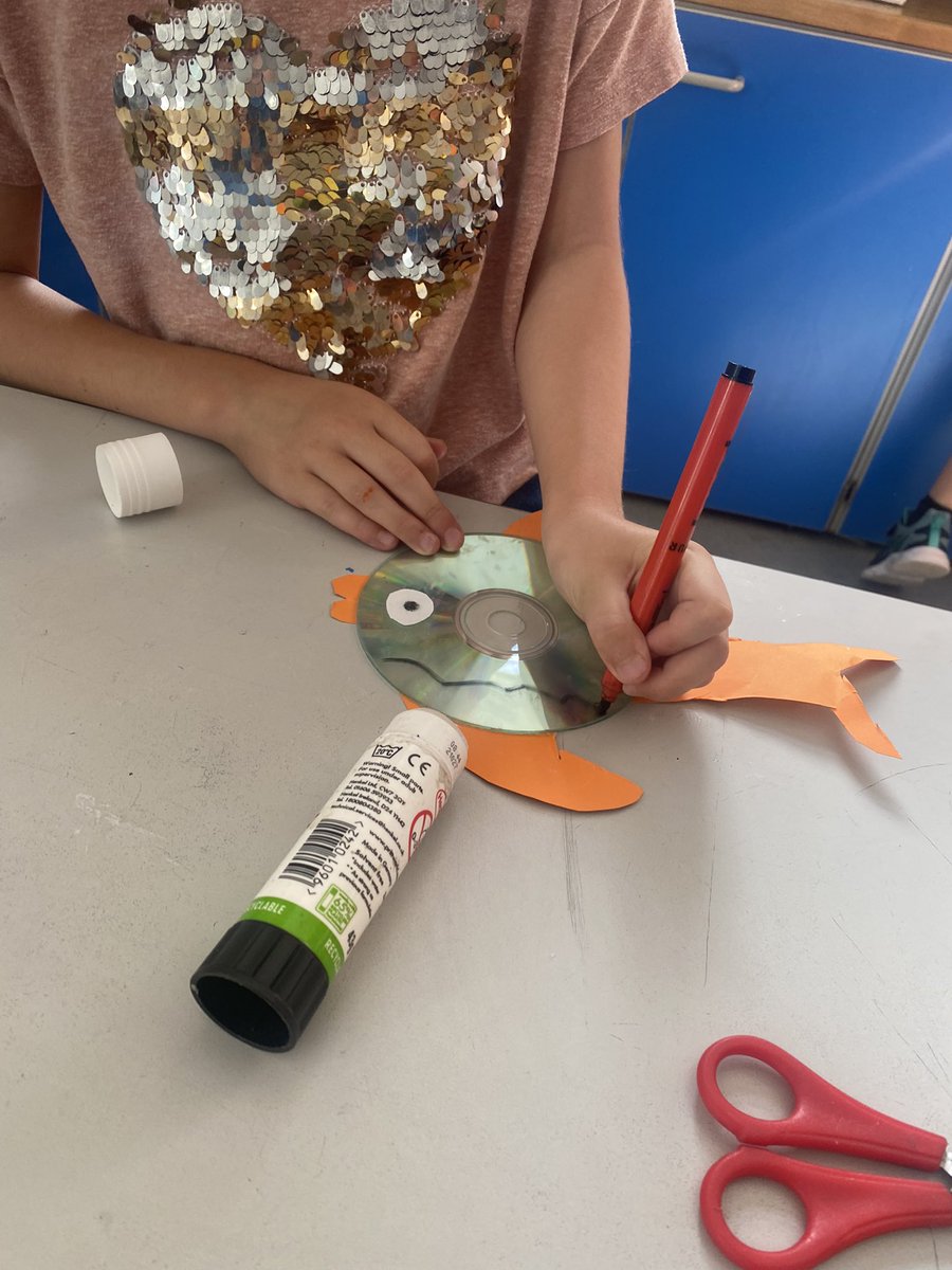 MissTaylor02okt's tweet photo. Today we made fish using old CDs 💿 #upcycling #craft #recycling #cheapcraft #summercamp https://t.co/MGU52yNE8H