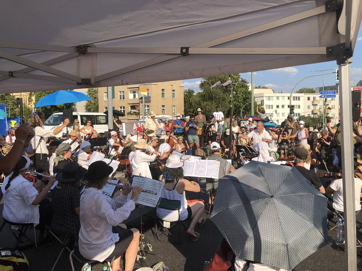 Schuberts „Unvollendete“ - #Musik, die weiß, wie schön alles sein könnte, und wie schrecklich es zu enden droht. Diese Erfahrung bringen wir hier auf diese Auto-Brücke, gegen die dickfellige Borniertheit von #Ampelkoalition und #Berliner Senat. #MusizierenStattBetonieren