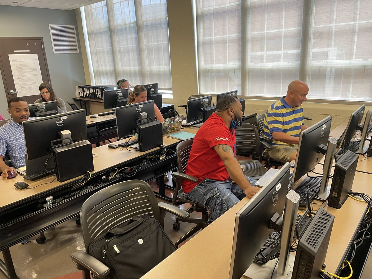 MarrieDuhart's tweet photo. Getting Creative with Coding @MNPSLearningTec w/ CS Teachers.@MetroSchools https://t.co/GSMc7eipDU