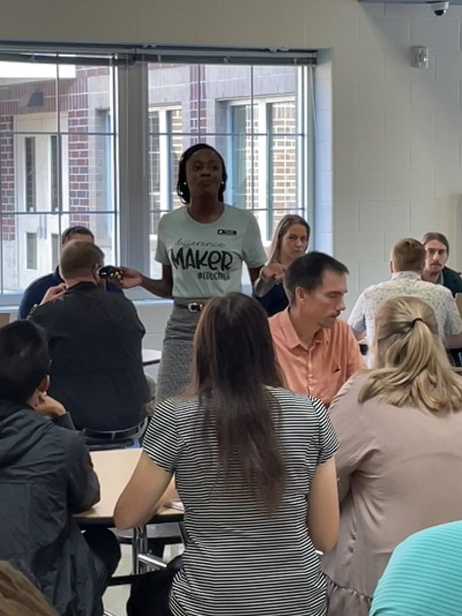 Mrs_EDarnell's tweet image. So far Day ✌️does NOT disappoint! @VarennesA5 principal Danessa Barr being a #differencemaker with her keynote! 👏🏽🙌
@a5disteam @AndersonFive #vision5 #A5EDventure