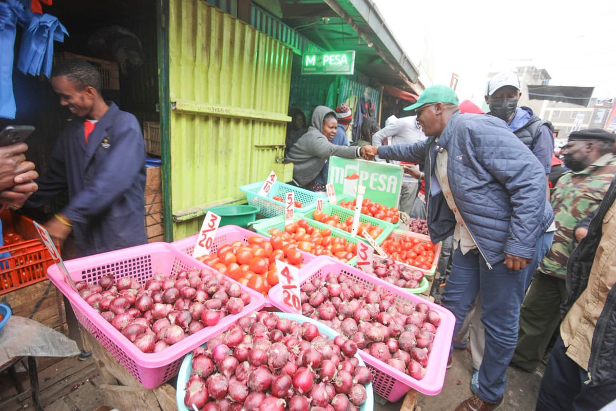 NziokaWaita's tweet photo. Earlier today we did a meet &amp; greet through Mlolongo market,listening to the needs of traders. We commit to proper development planning,building a new fresh produce market,sewer line,recovery of public land so that residents can get ECDEs,Dispensaries &amp; playgrounds #WaitaNaSuluhu https://t.co/wpJLODJ91p
