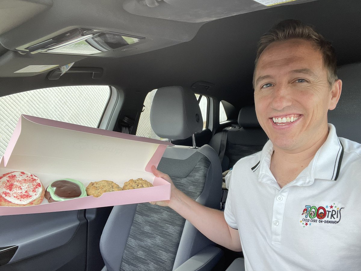 TootrisOnDemand's tweet photo. Did someone say Chocolate Chip Cookies!? In honor of National Chocolate Chip Cookie Day, we are on the way to hand deliver these beauties to one of our TOOTRiS families 🤫 🎉 🍪 #NationalChocolateChipCookieDay #TOOTRiS @CrumblCookies https://t.co/iLPsbpDRuY
